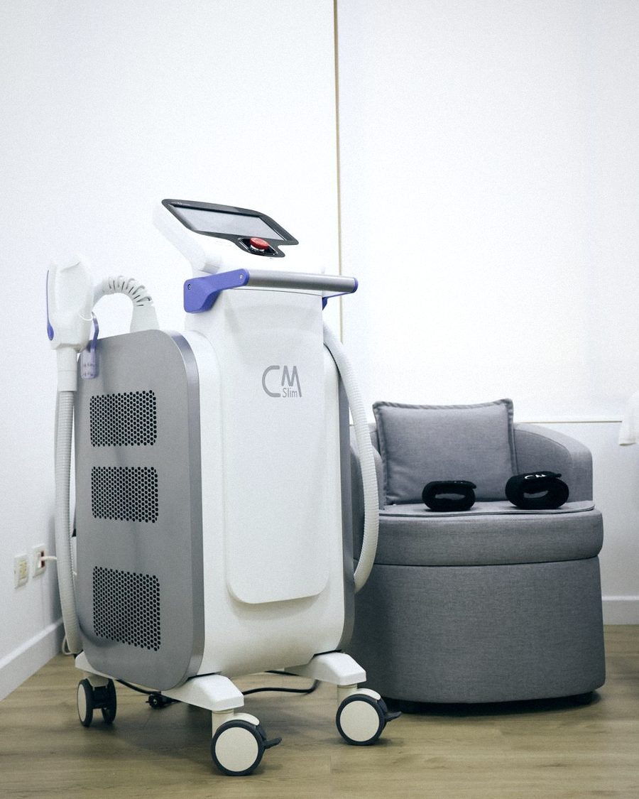 A body sculpting device and armchair in a treatment room