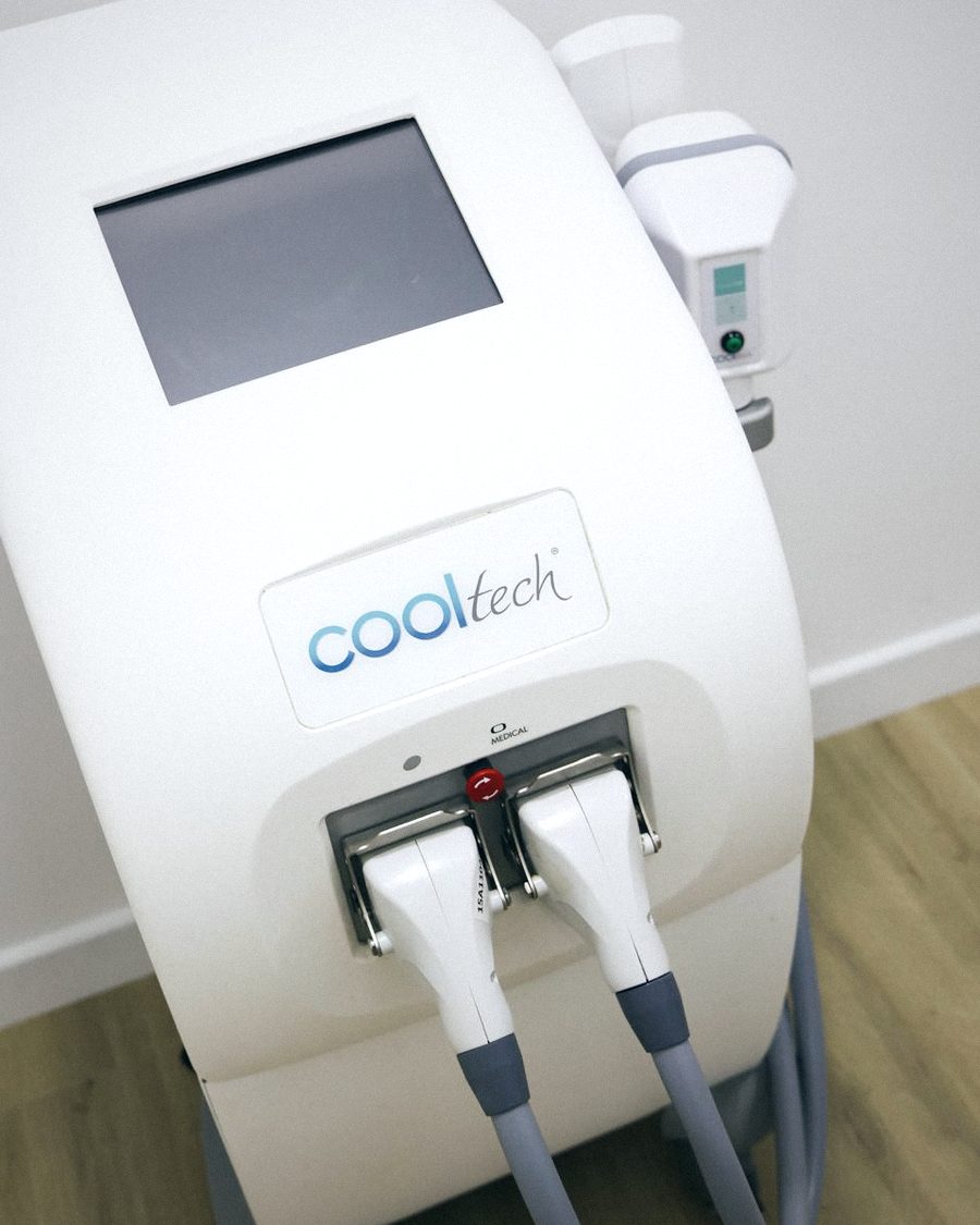 A cryolipolysis device with two applicators